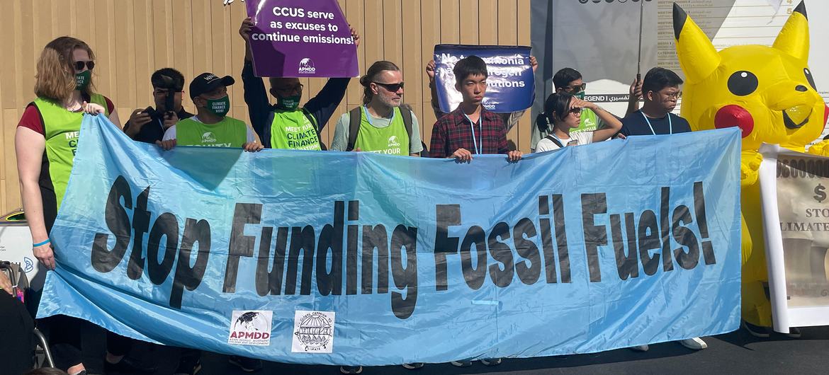 Manifestantes protestando contra la financiación de los combustibles fósiles durante la COP27 en Sharm el-Sheikh, en Egipto.
