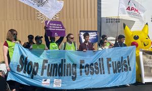 मिस्र के शर्म अल-शेख़ में कॉप27 सम्मेलन के दौरान, जलवायु कार्यकर्ता जीवाश्म ईंधन में निवेश के विरोध में प्रदर्शन कर रहे हैं.