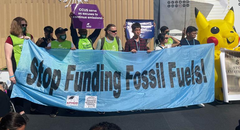 أناس يحتجون على تمويل الوقود الأحفوري خلال COP27 في شرم الشيخ، مصر.