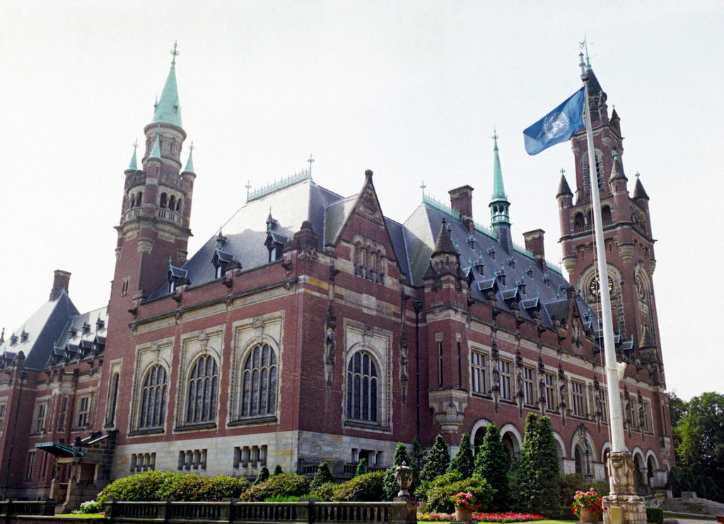 Minara na miamba ya Ikulu ya Amani, nyumbani kwa Mahakama ya Kimataifa ya Haki (ICJ), The Hague.