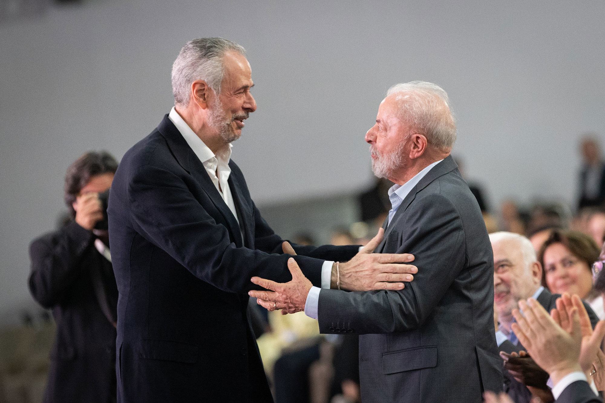 André Corrêa do Lago (à gauche), président de la COP30, salue le président du Brésil, Luiz Inácio Lula da Silva, à l'ouverture de la conférence de l'ONU sur le climat à Belém.