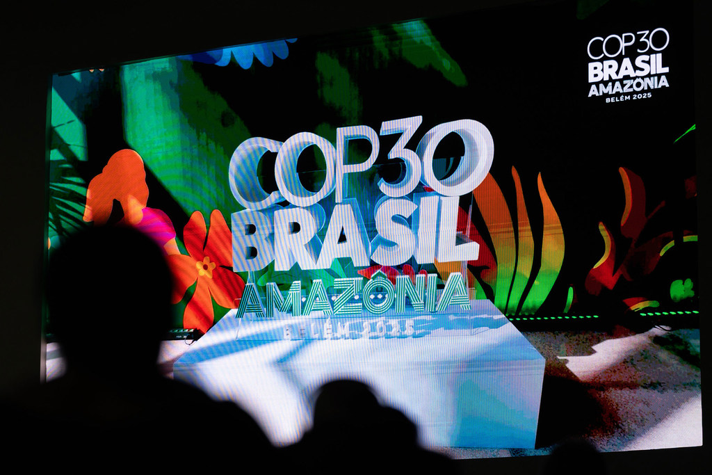 La sala plenaria principal del Hangar - Centro de Convenciones y Comercio de la Amazonía, durante la ceremonia de apertura de la COP30 en Belém, Brasil.