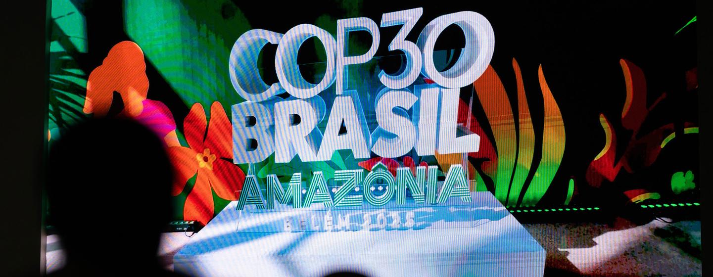 大型数字显示屏正在贝伦播放 COP30 巴西亚马逊开幕式的画面。