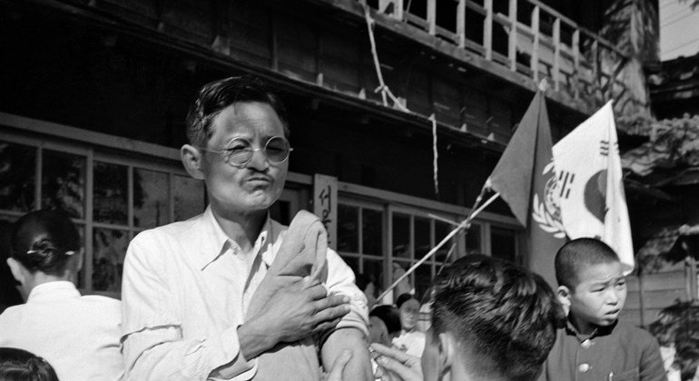 1950 में कोरिया गणराज्य में आबादी के चेचक टीकाकरण कार्यक्रम का एक दृश्य.