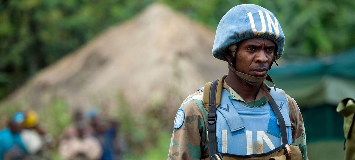 A member of MONUC's South African parachute battalion on patrol duties around the village of Ntamugenga. (file)