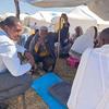 Le représentant du HCR en Éthiopie, Mamadou Dian Balde (à gauche), s'adresse à des réfugiés érythréens dans la colonie d'Alemwach, dans la région d'Amhara en Éthiopie (Archives)