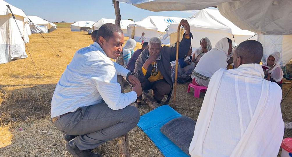 ممثل المفوضية السامية للأمم المتحدة لشؤون اللاجئين في إثيوبيا، مامادو ديان بالدي، يتحدث إلى اللاجئين الإريتريين في مستوطنة أليموش بمنطقة أمهرة بإثيوبيا.