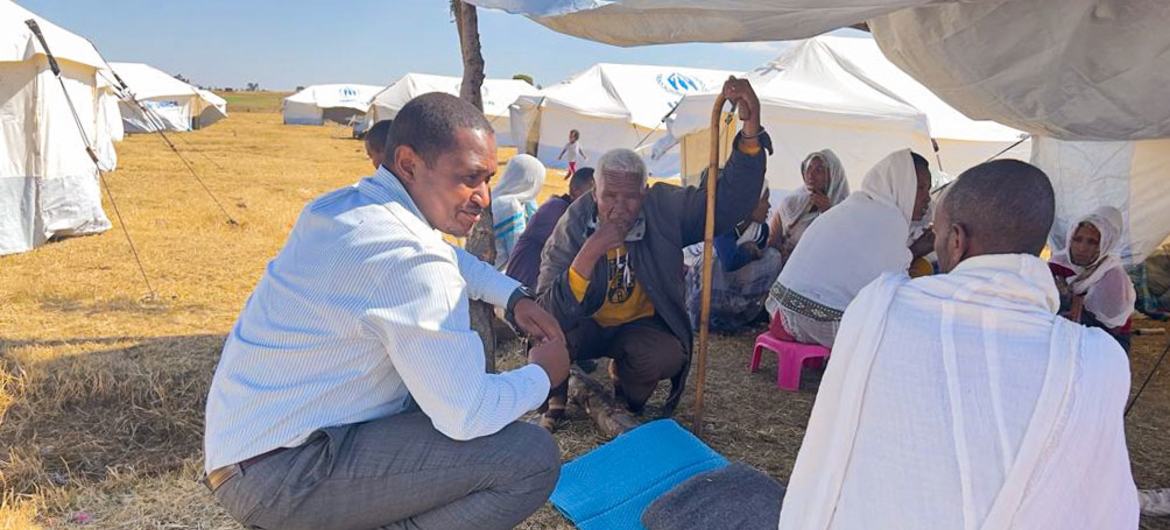 Le représentant du HCR en Éthiopie, Mamadou Dian Balde (à gauche), s'adresse à des réfugiés érythréens dans la colonie d'Alemwach, dans la région d'Amhara en Éthiopie.