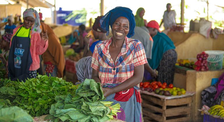 قامت اللاجئة البوروندية سيرافينا التي تعيش في مخيم كالوبيي في كينيا ، بفتح كشك لبيع الخضار في عام 2019 بمنحة من شركاء المفوضية من القطاع الخاص.