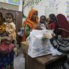 ورلڈ فوڈ پروگرام کے عملے نے پاکستان میں ایک صحت کلینک میں خواتین اور بچوں کو غذائی قلت کی روک تھام کے پروگرام کے لیے ایک ٹوکری بیگ دیا ہے۔