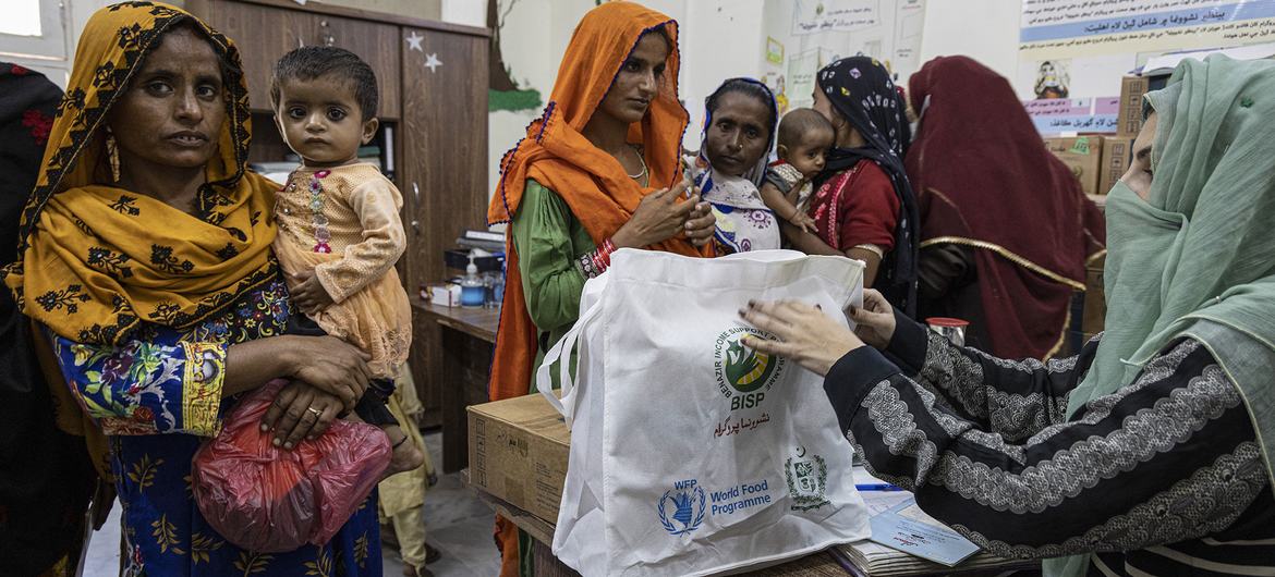 ورلڈ فوڈ پروگرام کے عملے نے پاکستان میں ایک صحت کلینک میں خواتین اور بچوں کو غذائی قلت کی روک تھام کے پروگرام کے لیے ایک ٹوکری بیگ دیا ہے۔