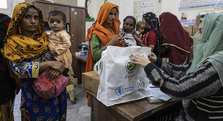 Familes displaced by floods in Pakistan join a malnutrition prevention programme.