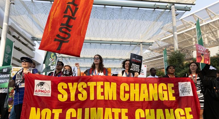 سول سوسائٹی کے کارکن کاپ28 کانفرنس کے موقع پر موسمیاتی تبدیلی کے خلاف احتجاج کر رہے ہیں۔