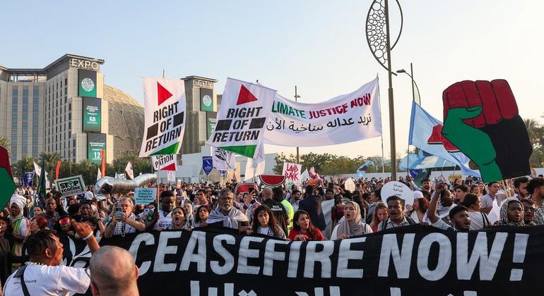 موسمیاتی انصاف اور انسانی حقوق کے کارکن کاپ28 کانفرنس کے موقع پر غزہ میں فوری جنگ بندی کے حق میں مظاہرہ کر رہے ہیں۔