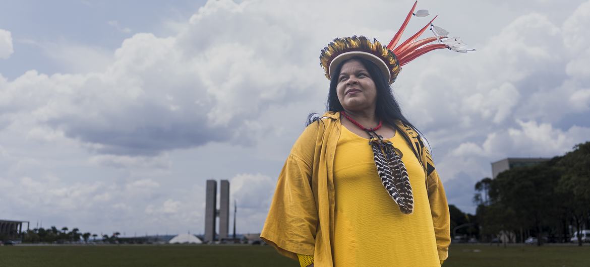 La ministra de los Pueblos Indígenas en Brasil, Sonia Guajajara, es una de los seis Campeones de la Tierra 2024.