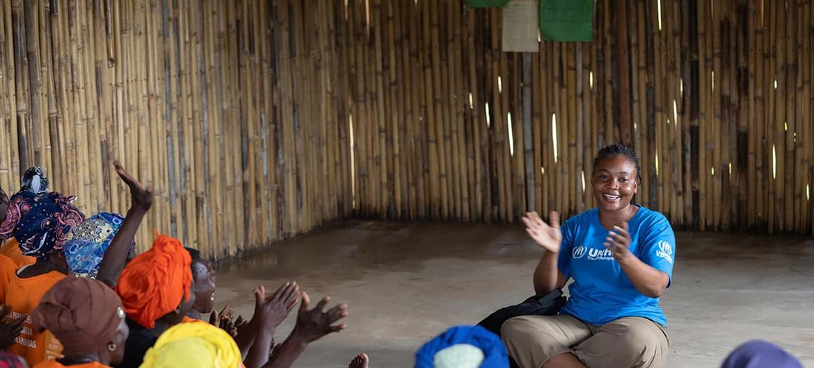 Josefina Cheia, agente do ACNUR responsável pela violência de género, lidera uma sessão de grupo com mulheres deslocadas num centro de protecção e comunitário na província de Cabo Delgado