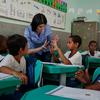برازیل کے ریو ڈی جنیرو میں Escola Canadá میں ایک استاد، Simone Epelbaum، ایک کلاس روم میں اپنے طلباء کے ساتھ بات چیت کر رہی ہے۔