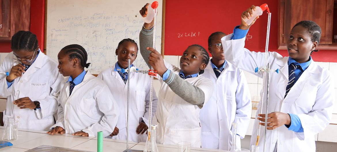 在喀麦隆雅温得市，一所专注于科学、技术、工程、数学教育的学校——塔萨学院的中学部学生正在科学实验室学习。