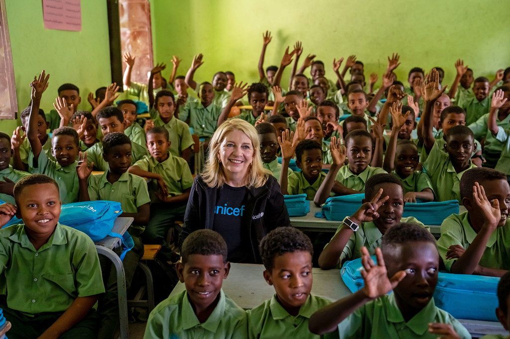 Catherine Russell, directrice générale de UNICEF, sourit dans une salle de classe avec des élèves de l'école de garçons d'Amamiria, dans l'État de Kassala, au Soudan.