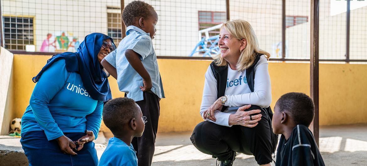 A diretora executiva do Unicef, Catherine Russell, visita um centro de apoio a vítimas de violência de gênero no estado de Kassala, Sudão