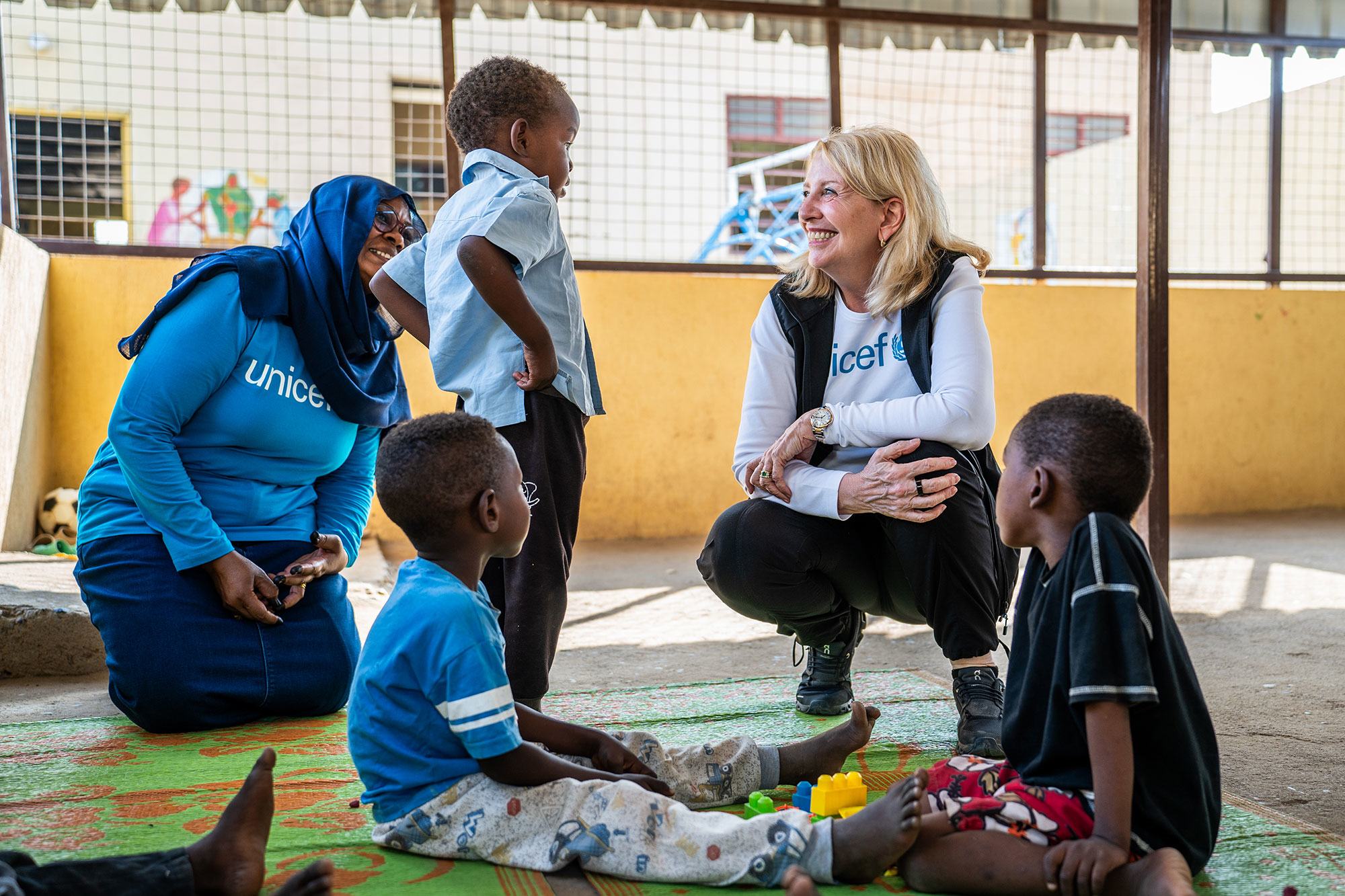 Catherine Russell, directrice générale de l'UNICEF (à droite), visite un centre de soutien aux victimes de violences sexistes dans l'État de Kassala, au Soudan.