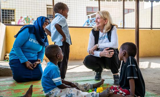 A diretora executiva do Unicef, Catherine Russell, visita um centro de apoio a vítimas de violência de gênero no estado de Kassala, Sudão