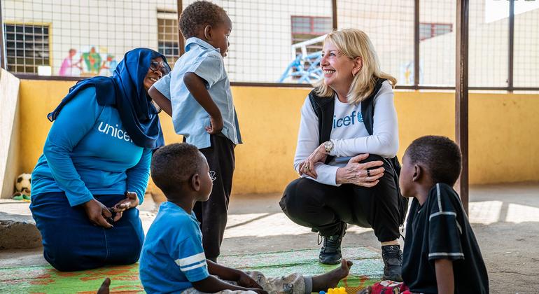 A diretora executiva do Unicef, Catherine Russell, visita um centro de apoio a vítimas de violência de gênero no estado de Kassala, Sudão