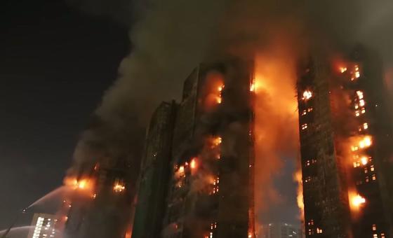 Hong Kong: La jefa de derechos humanos de la ONU expresa su preocupación por las leyes «draconianas» tras el mortal incendio de un apartamento