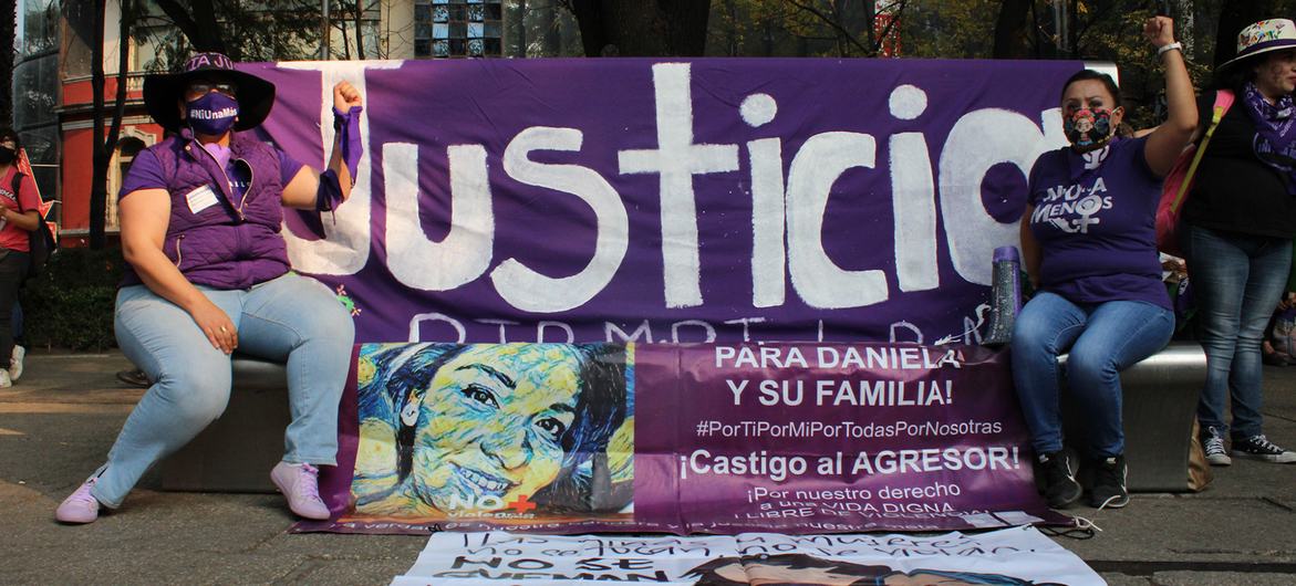 Madres mexicanas cuyas hijas han sido víctimas de feminicidios exigen justicia.