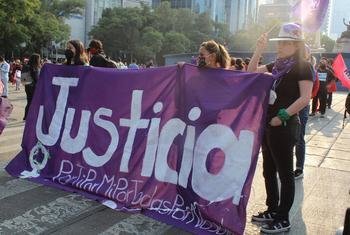 متظاهرات يطالبن بإحقاق العدالة في قضايا قتل نساء في المكسيك