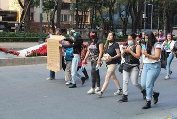 Mexicanas marchan en el Día Internacional de la Eliminación de la Violencia contra la Mujer.