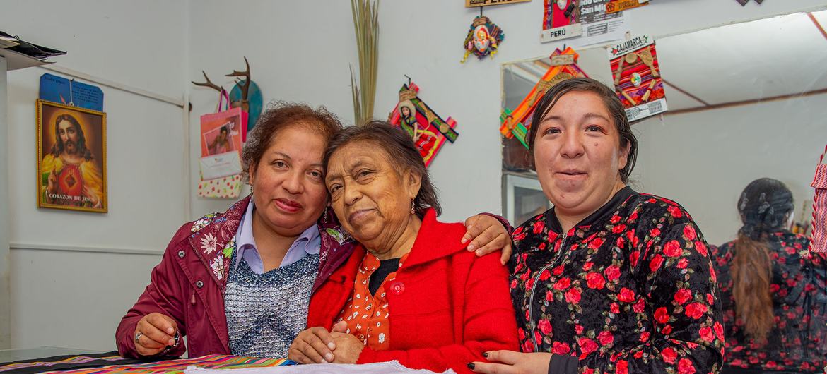 Martina Hernández, sua filha Elena Vásquez e sua neta Esmeralda Sánchez são tecelãs da Sociedade Artesanal de San Miguel Arcángel.  Eles são os portadores e promotores do estilo artístico Cajamarca.