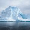 Túnel de iceberg fotografado em Portal Point, na Antártida