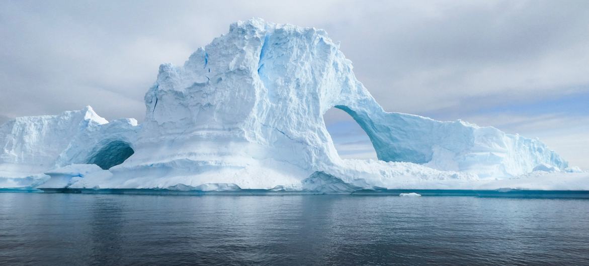 Túnel de iceberg fotografado em Portal Point, na Antártida