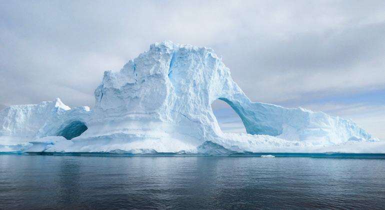 نفق جبل الجليد تم تصويره قبالة بورتال بوينت في القارة القطبية الجنوبية>