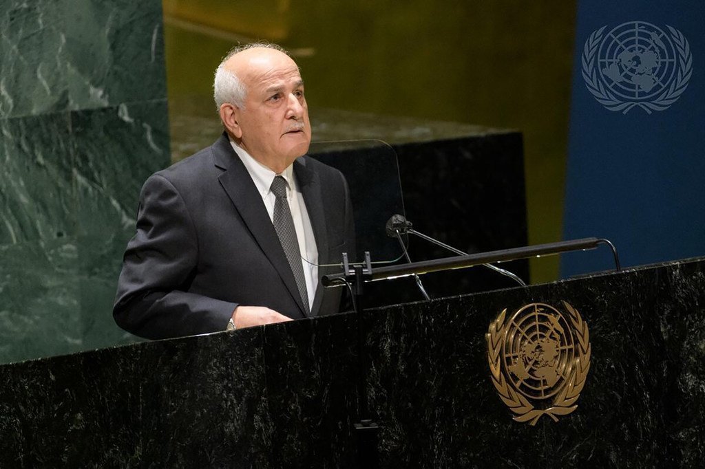 يتحدث رياض منصور، المراقب الدائم لدولة فلسطين لدى United Nations، من على المنصة خلال اجتماع الجمعية العامة الأمم المتحدة .
