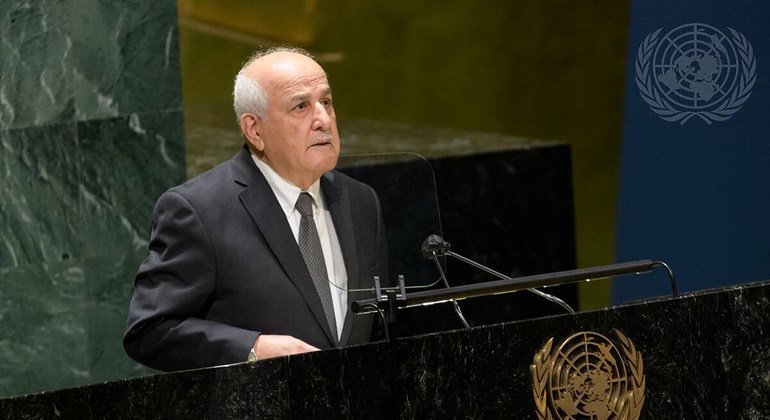 مراقب فلسطين الدائم لدى الأمم المتحدة، رياض منصور، يلقي كلمة أمام الجمعية العامة خلال اجتماع حول قضية فلسطين.