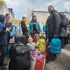 Люди ждут выезда из Запорожья в другие части Украины в сентябре 2022 года.