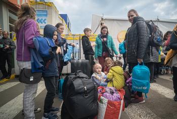 2022 年 9 月，这些家庭正在等待离开扎波罗热，前往乌克兰其他地区。