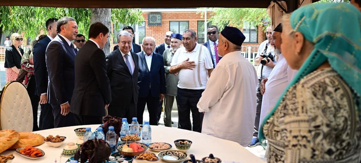 Генеральный секретарь ООН Антониу Гутерриш посещает махаллю «Дилбулок».