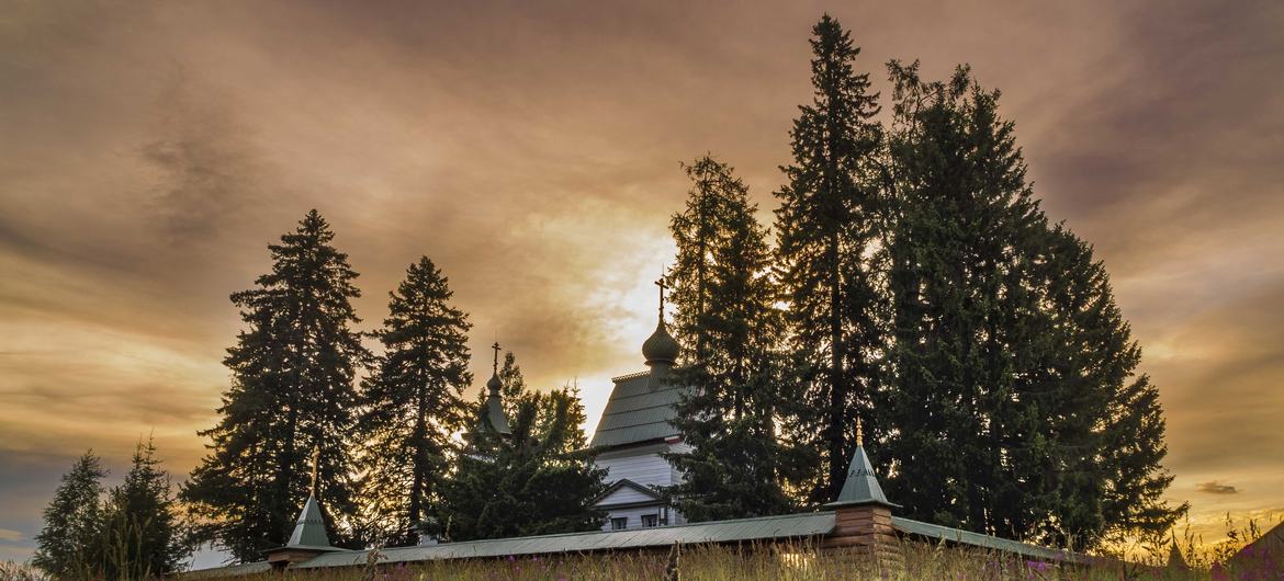 Главными достопримечательностями Кенозерья являются деревянные церкви и часовни.