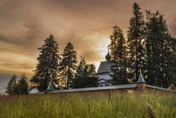 Главными достопримечательностями Кенозерья являются деревянные церкви и часовни.