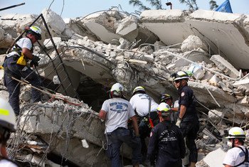 Equipes de resgate procuram em um prédio das Nações Unidas destruído pelo terremoto que atingiu o Haiti em 12 de janeiro de 2010.