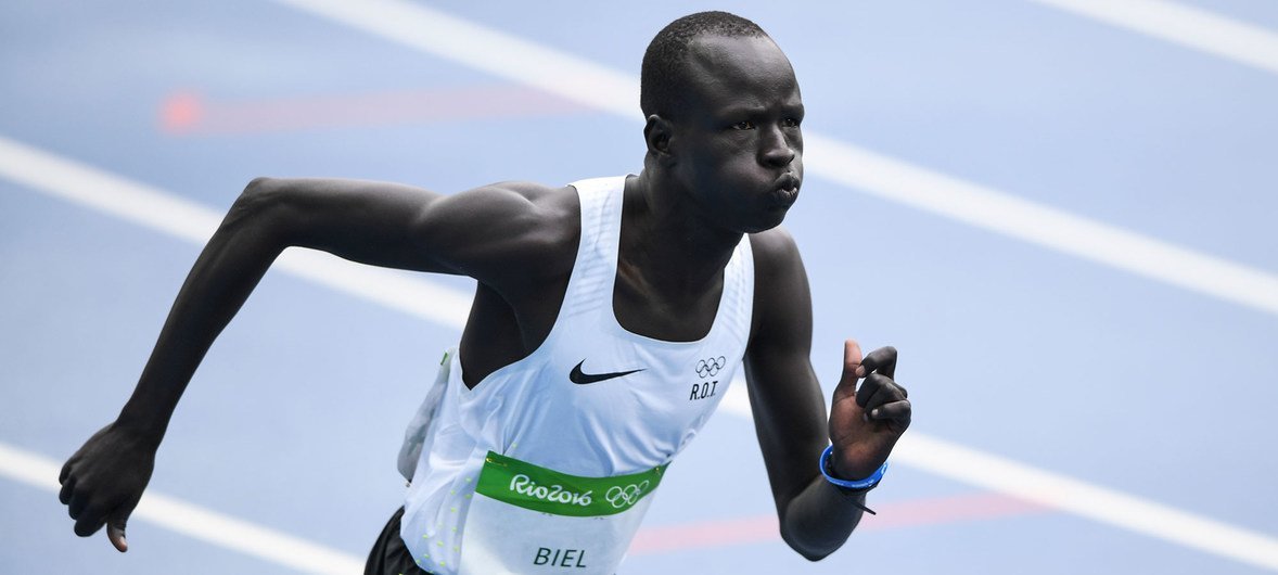 O atleta refugiado Yiech Pur Biel corre durante a competição dos 800 metros nos Jogos Olímpicos do Rio.