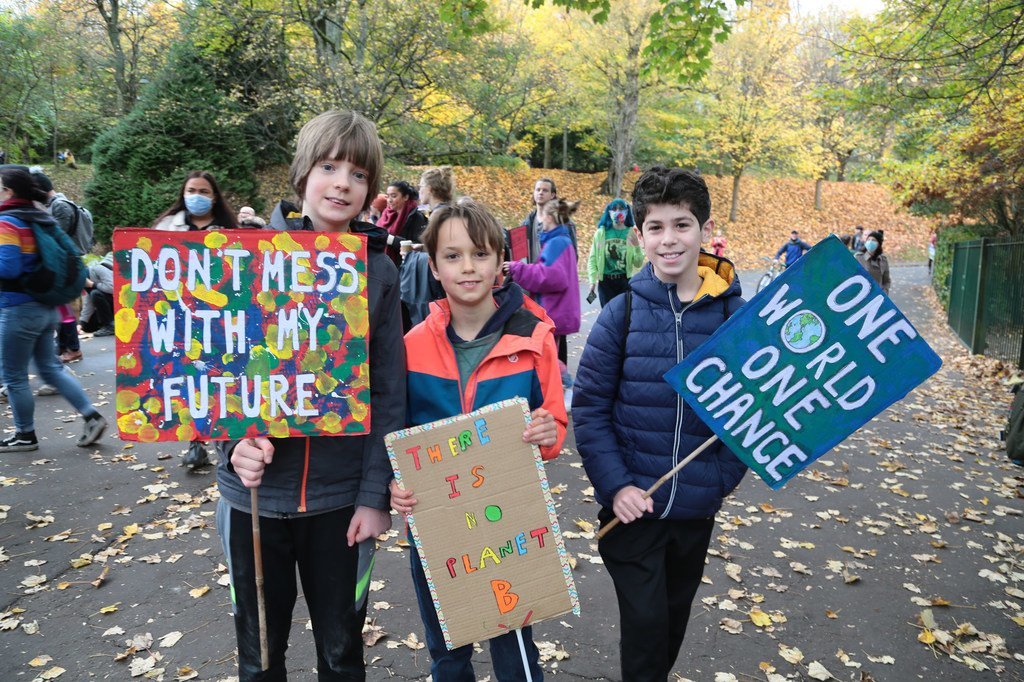 مردم در تظاهرات اقدام اقلیمی که توسط فعالان جوی جوان رهبری می شود و در حاشیه COP26 در اسکاتلند سازماندهی شده است، شرکت می کنند.  (فایل)