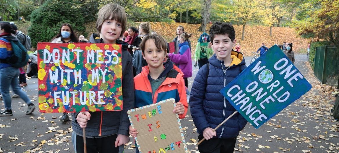 在苏格兰格拉斯哥，人们参加由青年气候活动家领导并的气候行动示威活动。