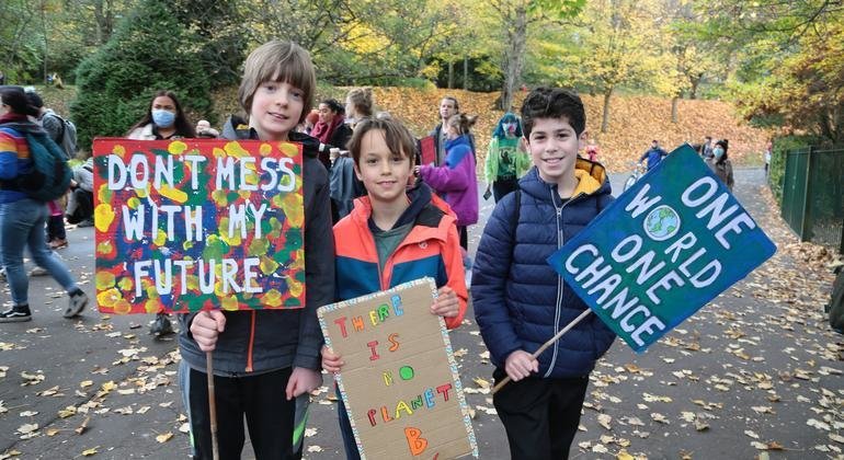 स्कॉटलैण्ड के ग्लासगो में कॉप26 सम्मेलन के दौरान जलवायु कार्रवाई के लिये युवा कार्यकर्ता प्रदर्शन कर रहे हैं.