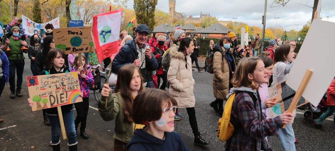 Una manifestación en favor de la acción por el clima, encabezada por activistas climáticos jóvenes en la ciudad de Glasgow en Escocia, y organizada al margen de la Conferencia de las Naciones Unidas sobre el Cambio Climático de 2021 (COP26).