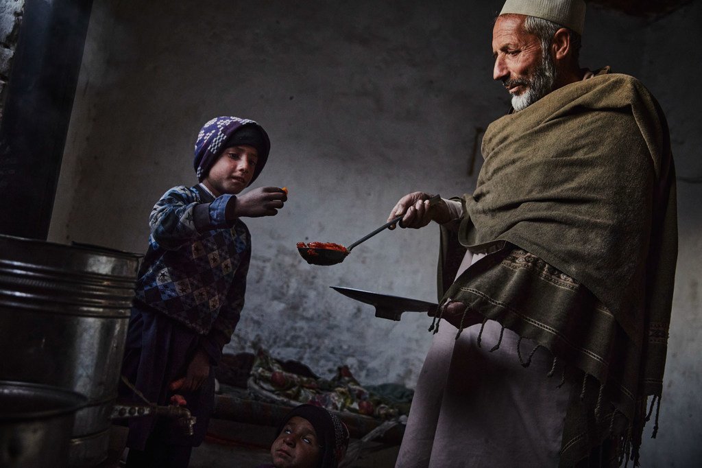 Перемещенные семьи сталкиваются с суровой зимой и нехваткой продовольствия в Афганистане.