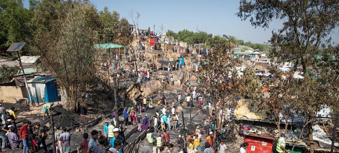 孟加拉国科克斯巴扎尔难民营发生大火，烧毁了 数百个避难所，数千名罗兴亚人无家可归。